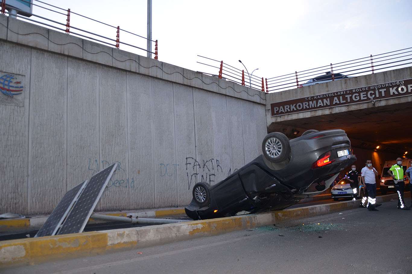 Yaklaşık 5 metre yükseklikteki viyadükten düşen araçtan yaralı kurtuldular Yaklaşık 5 metre yükseklikteki viyadükten düşen araçtan yaralı kurtuldular